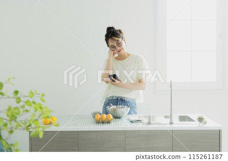 Woman in the kitchen 115261187