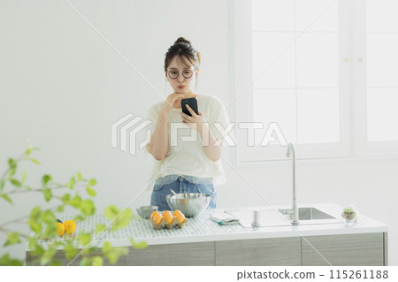 廚房裡的女人 115261188