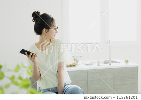 Woman in the kitchen 115261201