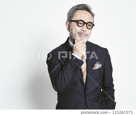 白色背景的中年商人（上半身） 115261571