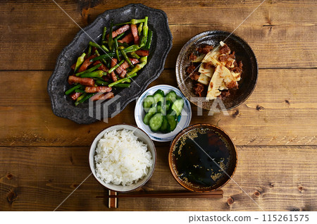 一湯兩菜梅肉筍炒蒜苗培根 一湯兩菜梅肉筍炒蒜苗培根 115261575