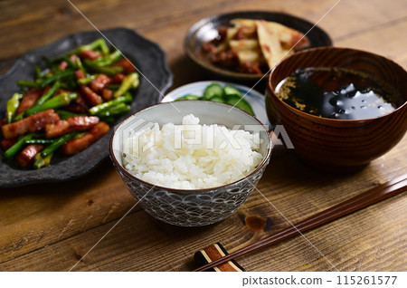 Soup and two side dishes: Bamboo shoots dressed in bonito flakes and pickled plum, fried garlic sprouts and bacon 115261577