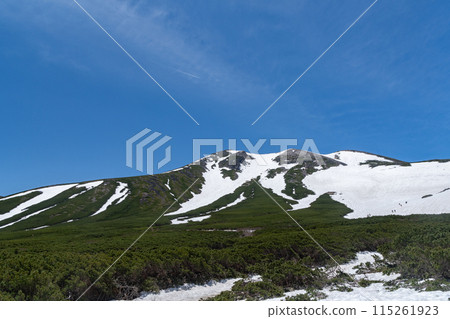 剩餘雪季期間的乘鞍山 115261923