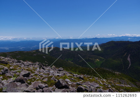 從長野縣蓼科町蓼科山眺望兩神山的景色 115262693