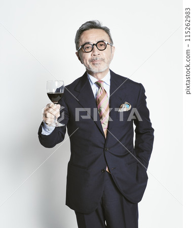 白色背景下拿著酒杯的中代商人 115262983