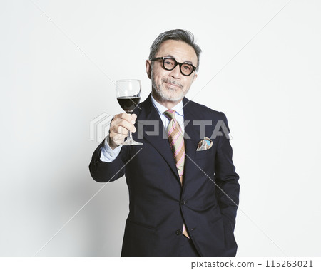 白色背景下拿著酒杯的中代商人 115263021