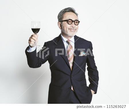 白色背景下拿著酒杯的中代商人 115263027