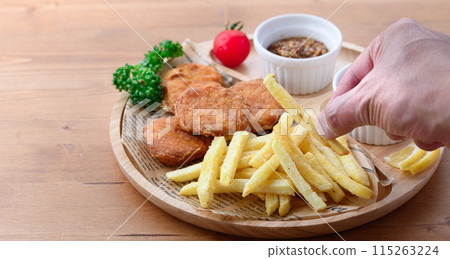 雞塊和薯條 115263224