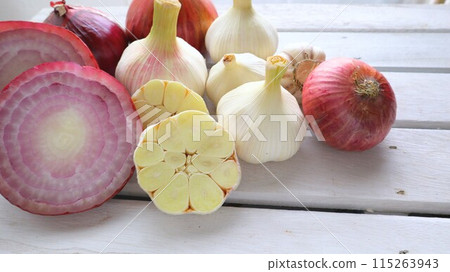 Cute garlic and purple onion Cute garlic and purple onion 115263943