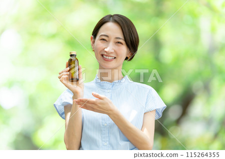 女人喝能量飲料，新鮮綠葉 115264355