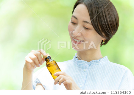 女人喝能量飲料，新鮮綠葉 115264360