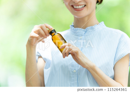 女人喝能量飲料，新鮮綠葉 115264361