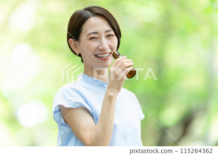 女人喝能量飲料，新鮮綠葉 115264362