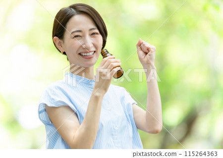 女人喝能量飲料，新鮮綠葉 115264363