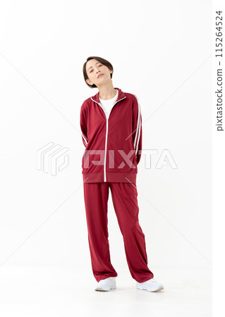 女人穿著球衣，全身 115264524