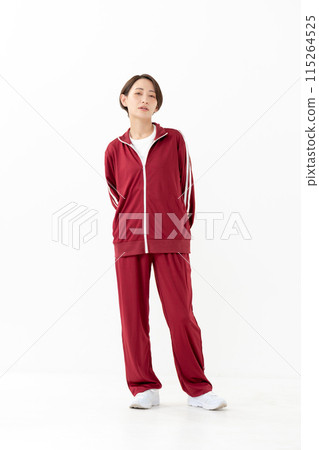 女人穿著球衣，全身 115264525