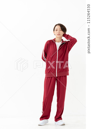 女人穿著球衣，全身 115264530