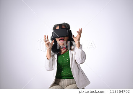 Amazed senior woman VR headset enjoying virtual reality experience isolated on white background 115264702