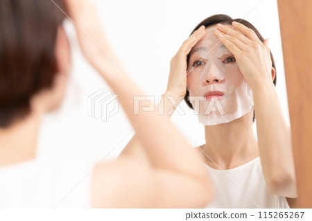 女人穿著包美容護膚 115265267