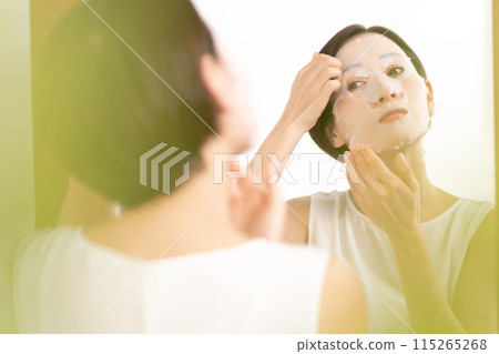 女人穿著包美容護膚 115265268