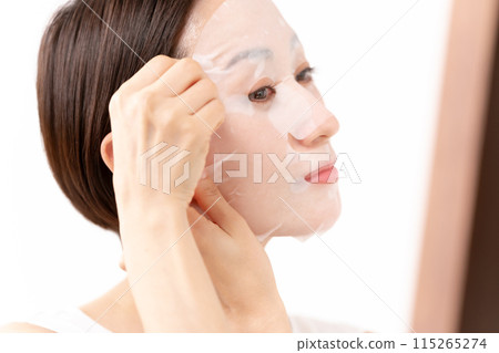 女人穿著包美容護膚 115265274