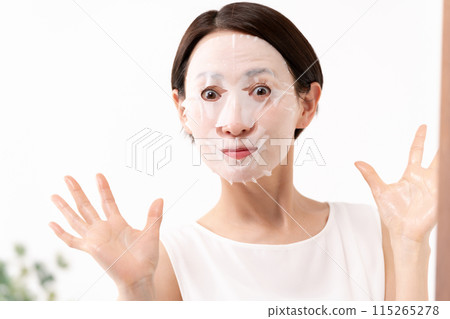 Woman applying face mask, beauty, skin care 115265278