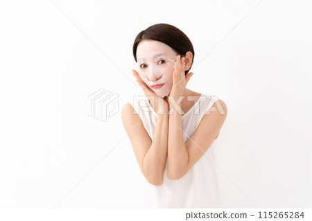 Woman applying face mask, beauty, skin care 115265284