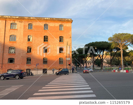 Old apartment building in Rome in light of sunset 115265579