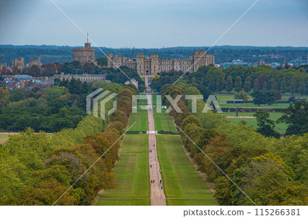 英格蘭郊區溫莎城堡附近的長距離步行 英格蘭郊區溫莎城堡附近的長距離步行 115266381