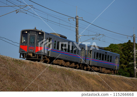 Two Kiha 126 series local trains running on the Sanin Main Line 115266668