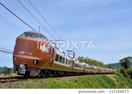 273 series express train Yakumo No. 7 running on the Sanin Main Line 273 series express train Yakumo No. 7 running on the Sanin Main Line 115266673