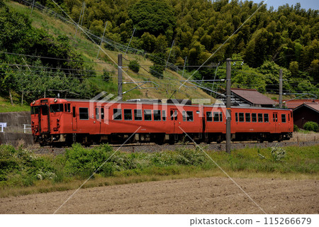 在山陰線上運行的兩輛 Kiha 47 系列普通列車 在山陰線上運行的兩輛 Kiha 47 系列普通列車 115266679