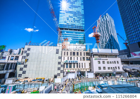 日本東京城市景觀再見西口…澀谷站西口附近的牆壁也被覆蓋了…希望進行重建工作等= 5天 日本東京城市景觀再見西口…澀谷站西口附近的牆壁也被覆蓋了…希望進行重建工作等= 5天 115266804