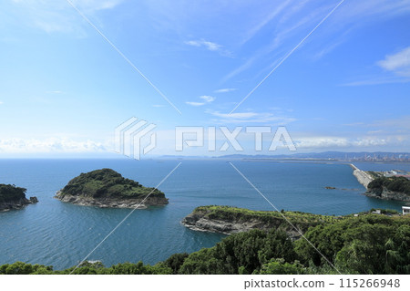 Blue sea and blue sky 115266948