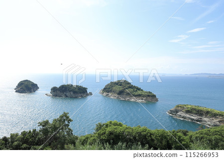 Blue sea and blue sky 115266953