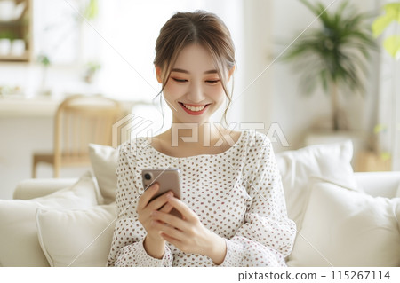 在客廳使用智能手機的年輕女性 115267114