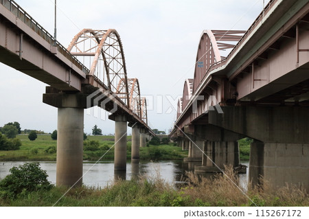從左岸河床看橫跨利根川的富水大橋 115267172