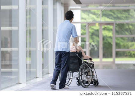 護理人員推著一位老年婦女的輪椅 - 醫療機構/護理設施的圖片 護理人員推著一位老年婦女的輪椅 - 醫療機構/護理設施的圖片 115267521