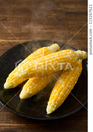 Freshly boiled corn 115267621