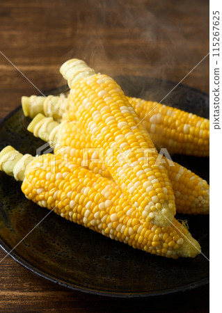 剛煮熟的玉米 剛煮熟的玉米 115267625