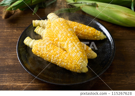 Freshly boiled corn 115267628
