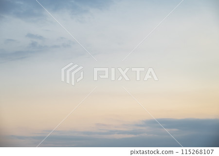Sunset, dusk, early summer, sunny, sky material [Tokyo] 115268107