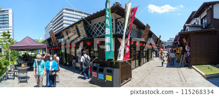 "Tokyo" Toyosu bustling with tourists, a scene packed with visitors "Tokyo" Toyosu bustling with tourists, a scene packed with visitors 115268334