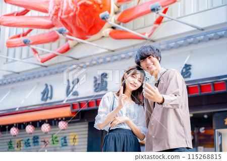 年輕夫婦在大阪觀光 115268815