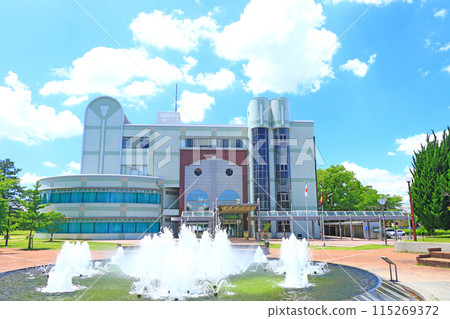 岐阜縣各務原市、各務原市中央圖書館及噴泉風景 岐阜縣各務原市、各務原市中央圖書館及噴泉風景 115269372