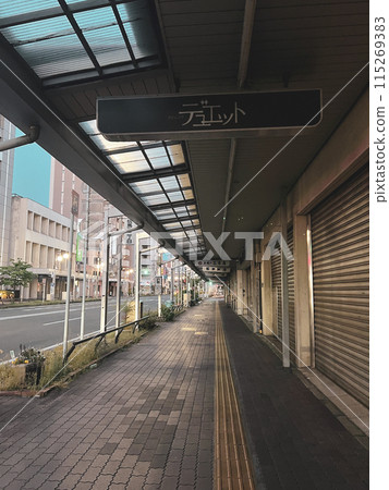 愛知縣一宮市黎明前的商店街 115269383