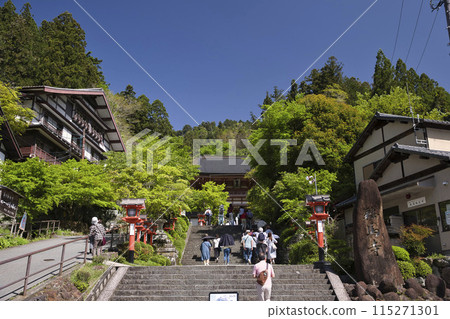 鞍馬寺新鮮的綠色植物和仁王門水平構圖2 115271301