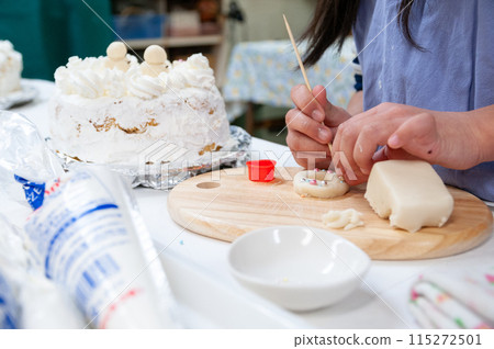 小學生在烹飪課上製作蛋糕 115272501