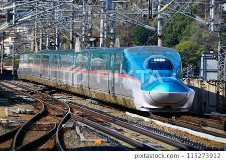 搭乘東北新幹線高速經過福島站...E5/H5系列 115273912