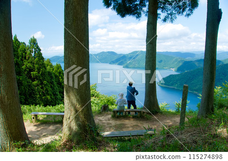 從靜嶽山眺望琵琶湖的情侶 從靜嶽山眺望琵琶湖的情侶 115274898